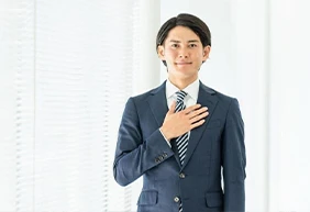 履歴書の証明写真にはどんなネクタイが合う？基本の選び方や結び方を徹底解説