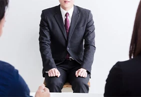 就活のスーツに「紺色」はダメ？企業への印象や着こなしのコツをご紹介