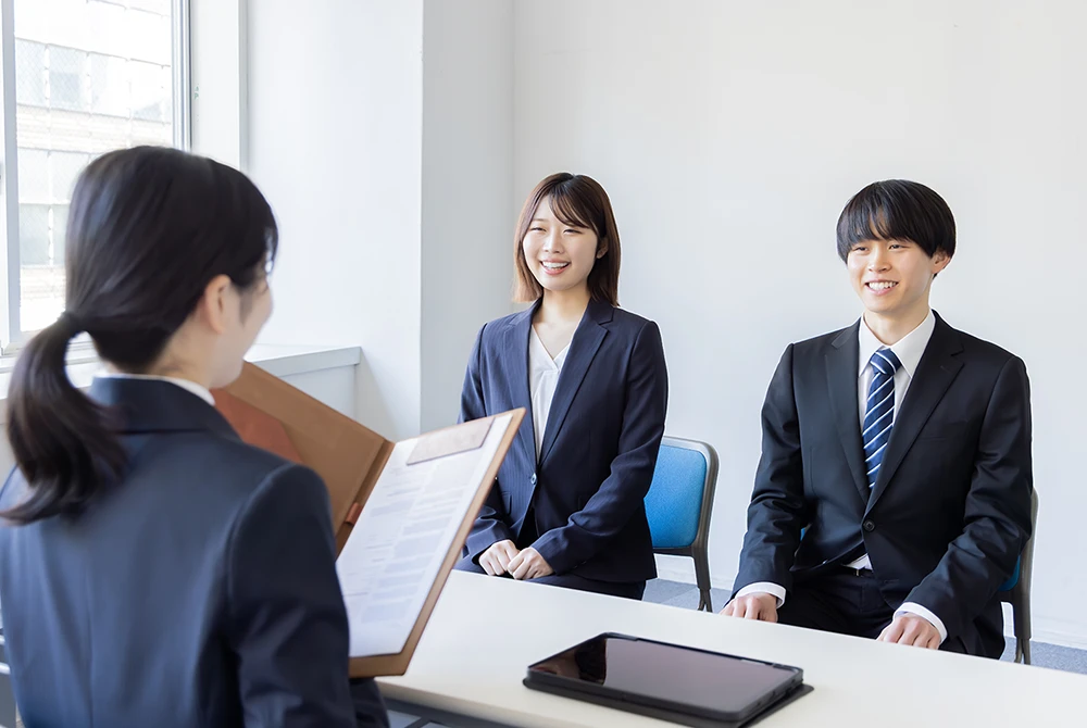 集団面接(グループ面接)とは?マナーや入退室の流れ、対策法を解説
