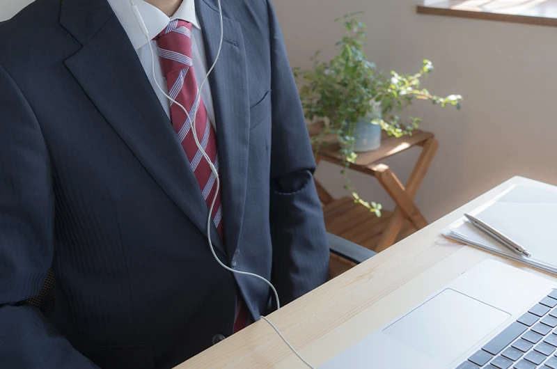 オンライン面接の場合の持ち物や服装はどうすれば良い？