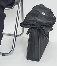 ブース内などで着席する際は、コートを椅子に掛けたり、空いている席に置いたりするのは避け、三つ折りか四つ折りにしてバッグの上に置きましょう。