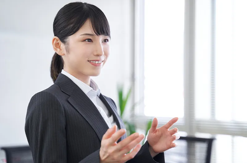 斜めに流すか、ぱっつん前髪は分け目をつくっておでこを出す