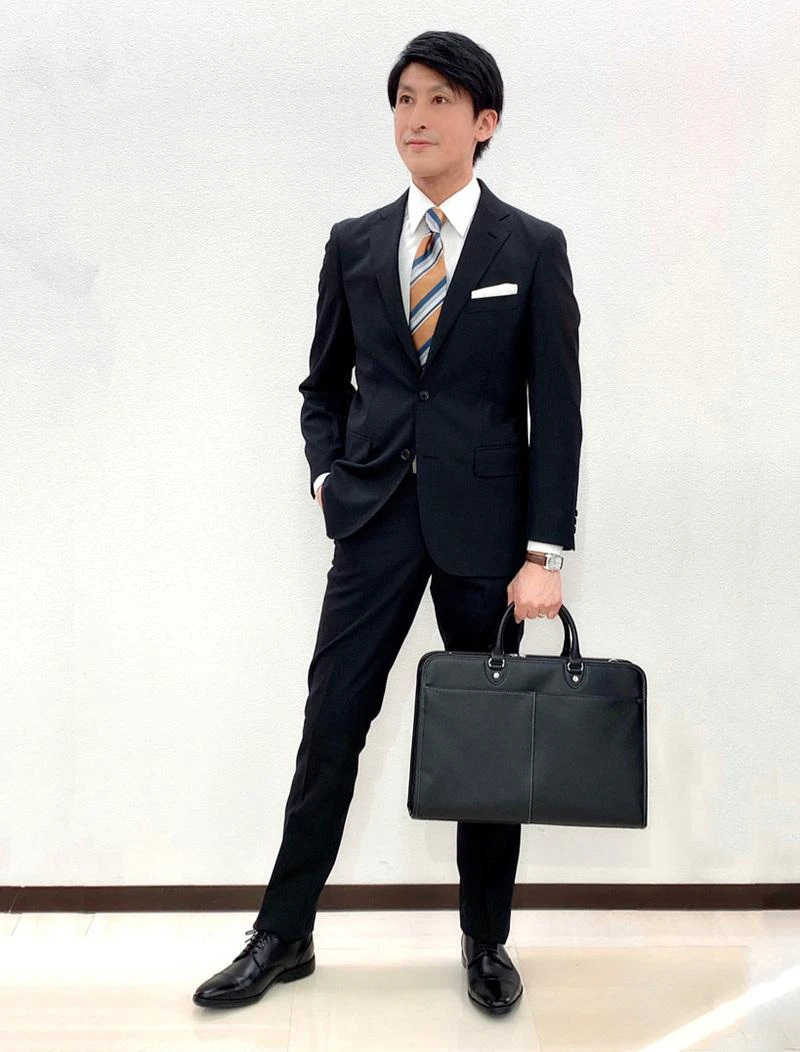 明るいネクタイを合わせて華やかさをアップ