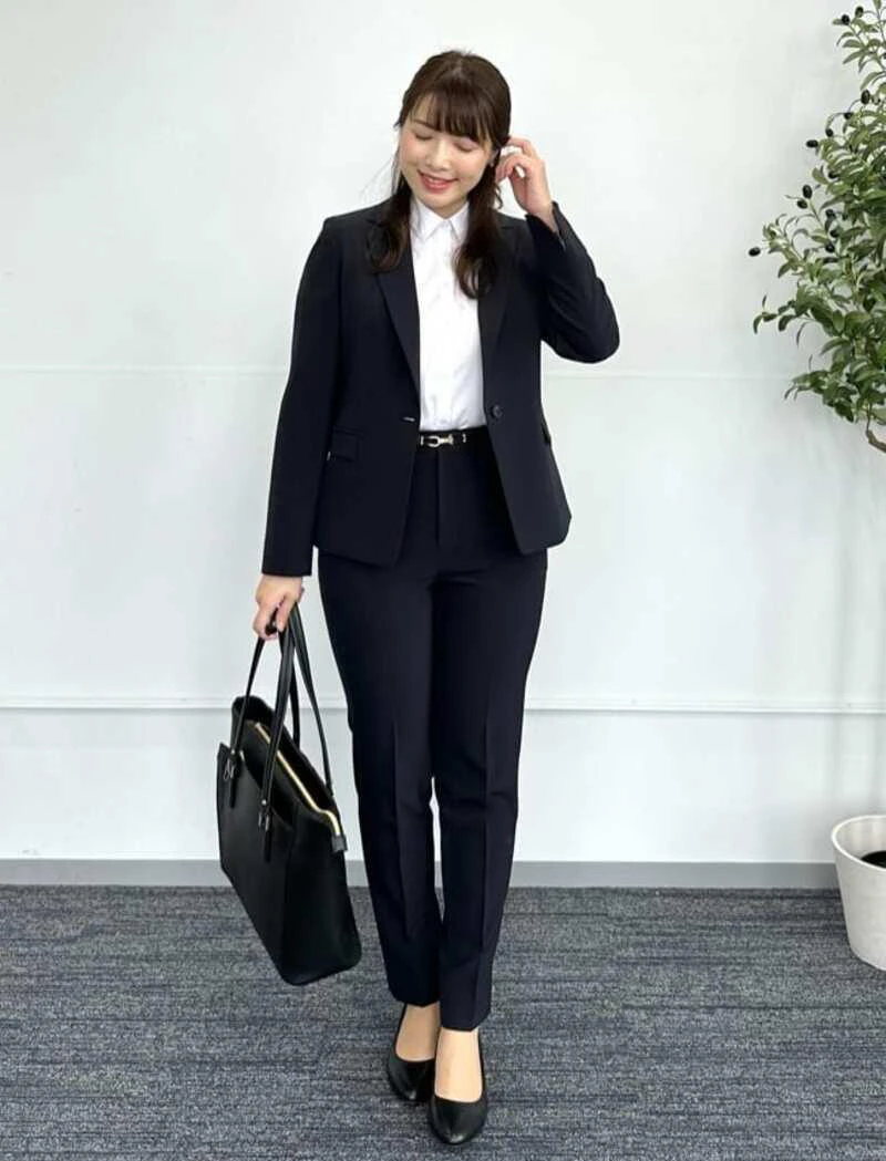 パンツスーツでアクティブに見せる