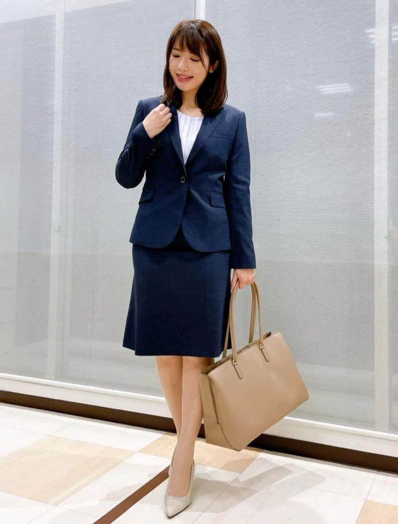 ブラウスを合わせたオフィスカジュアルコーデ