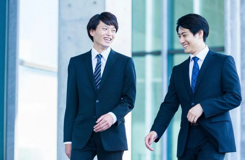 さわやかさときっちり感を演出できる夏のメンズスーツコーデ