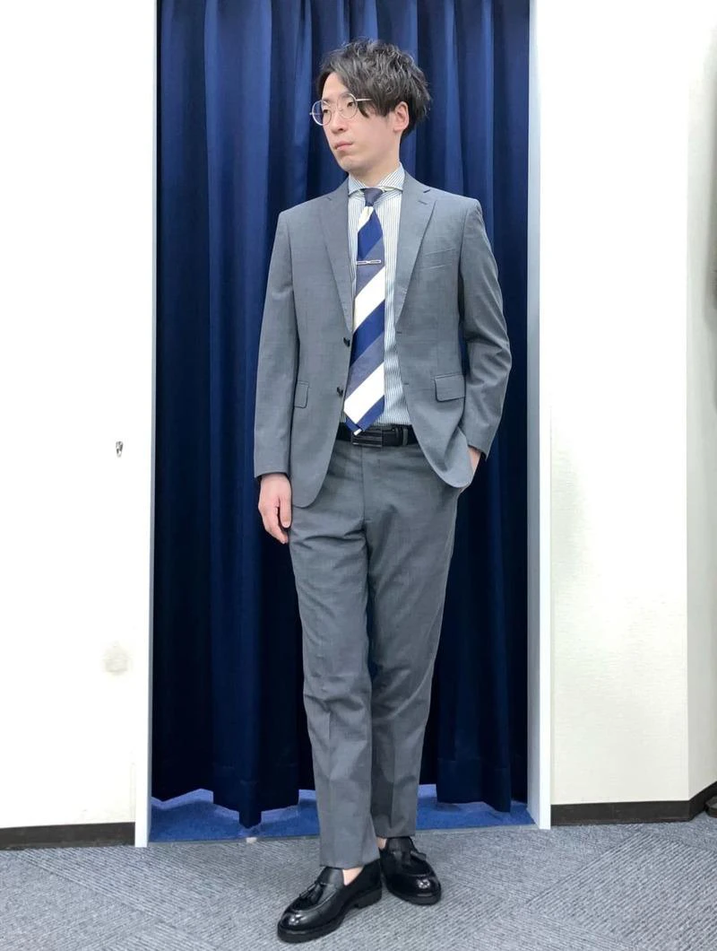 さわやかな色味が夏らしい面接向けなスーツコーデ