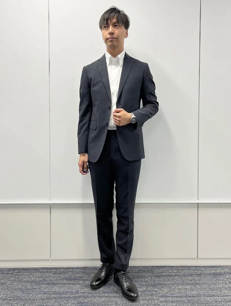 トレンドのグレースーツでまとめたクールビズコーデ