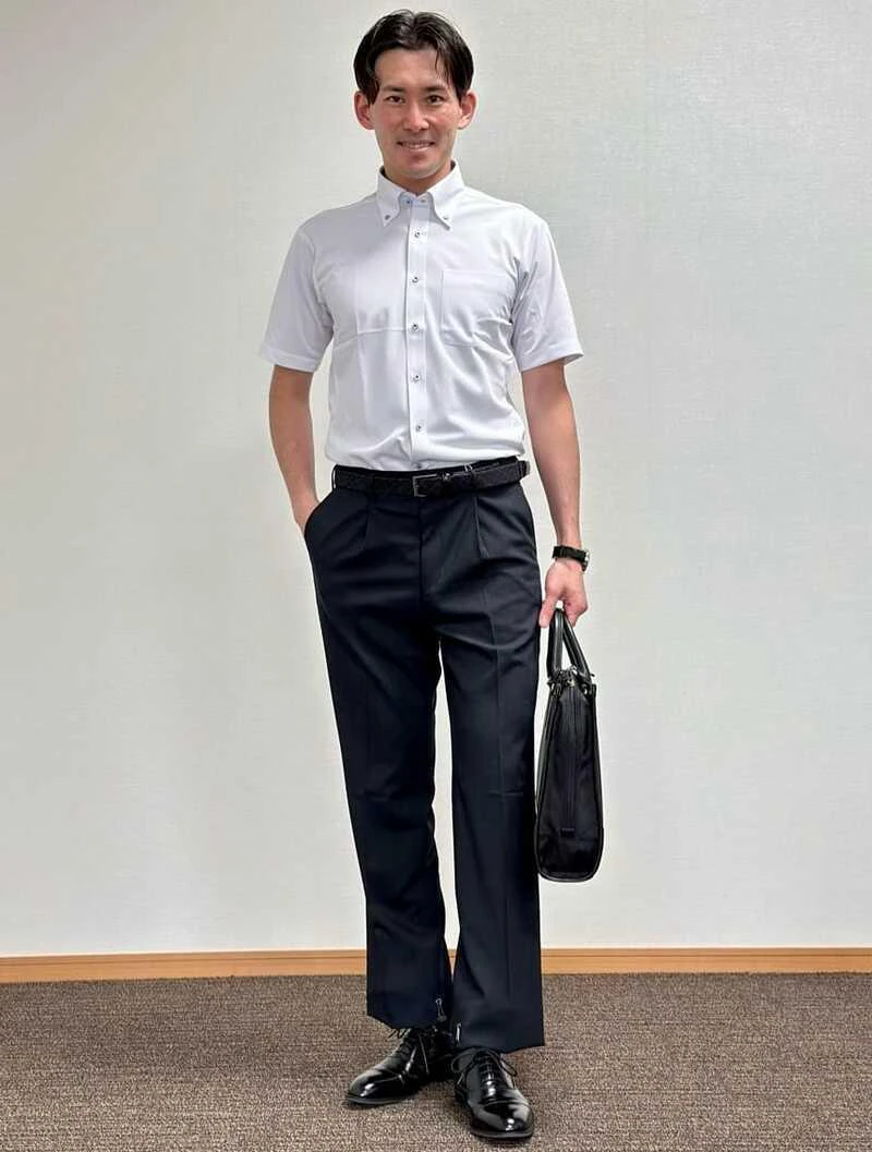 白×紺でまとめた清潔感抜群のクールビズコーデ