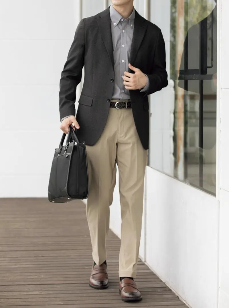 ジャケットとインナーを同系色でまとめて落ち着いた雰囲気を