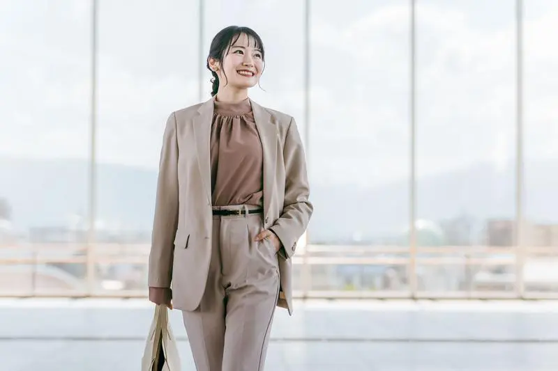 オフィスカジュアルで面接に挑むときのNGな服装