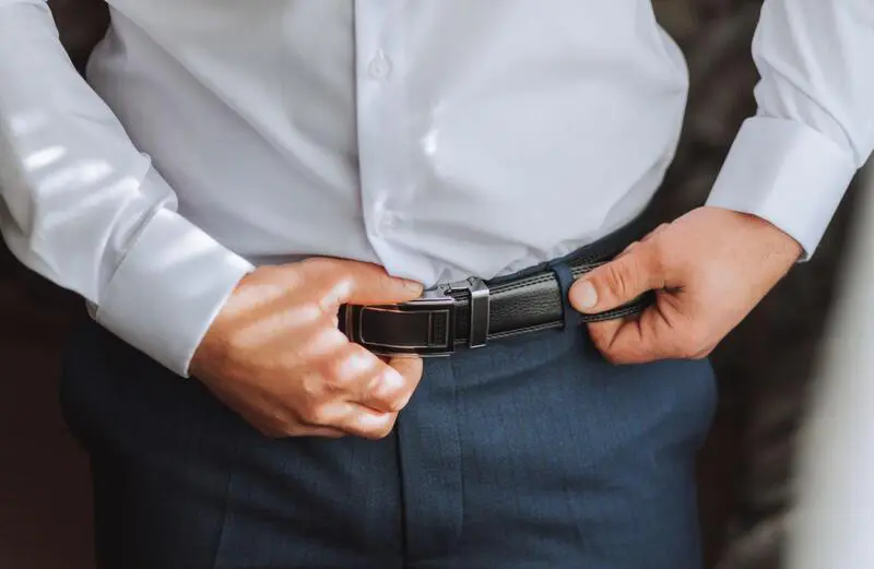 就活用スーツにベルトを合わせるときの正しい着こなし方