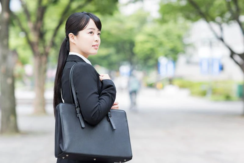 就活以外で活用できるリクルートスーツのおすすめコーデ例