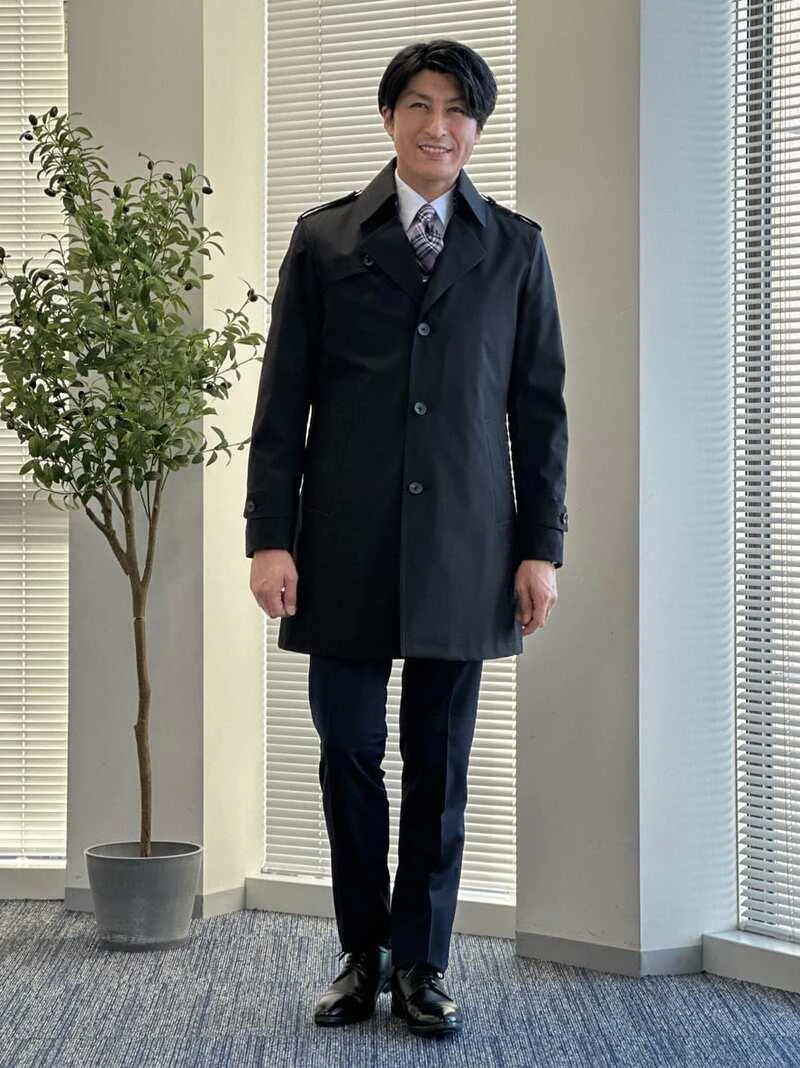 ウエストのシルエットで雰囲気を変えられるトレンチコートコーデ