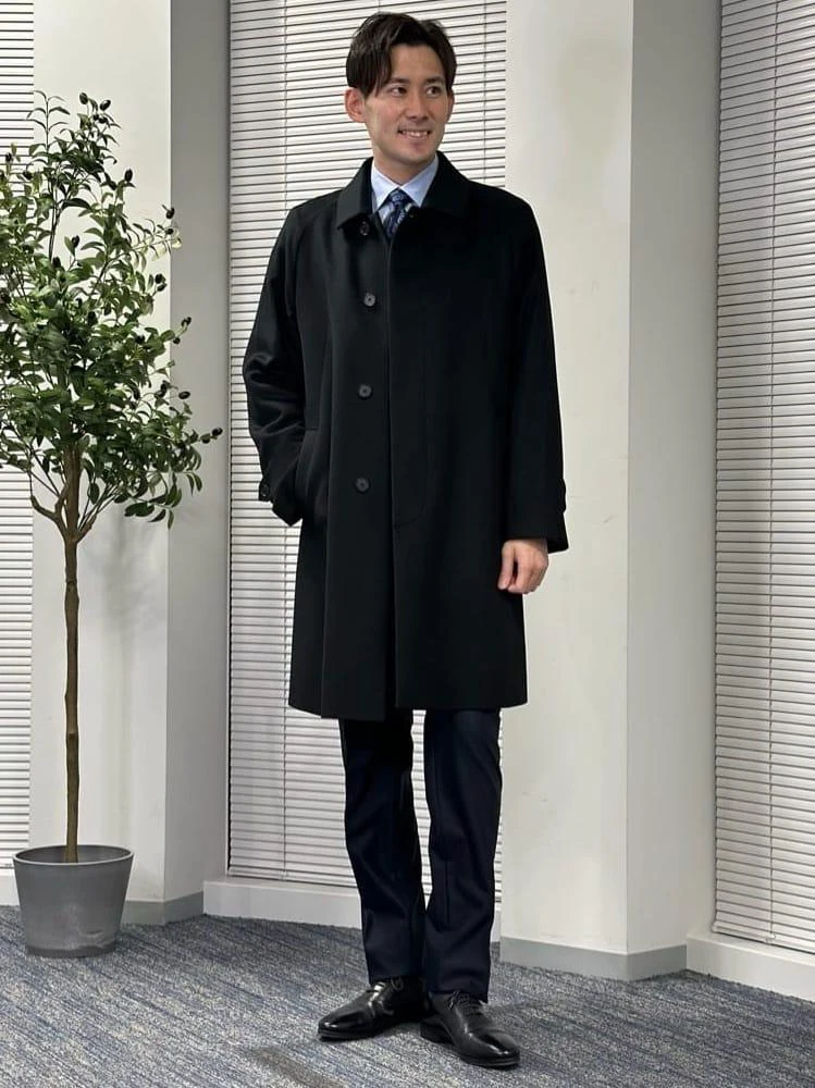 厚手ステンカラーはシャツとの合わせ方で上品さ・フレッシュ感を演出