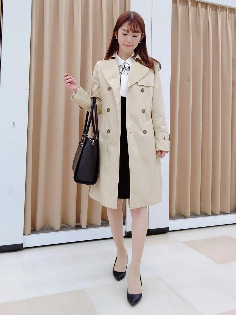 華やかさを引き立てるトレンチコートコーデ