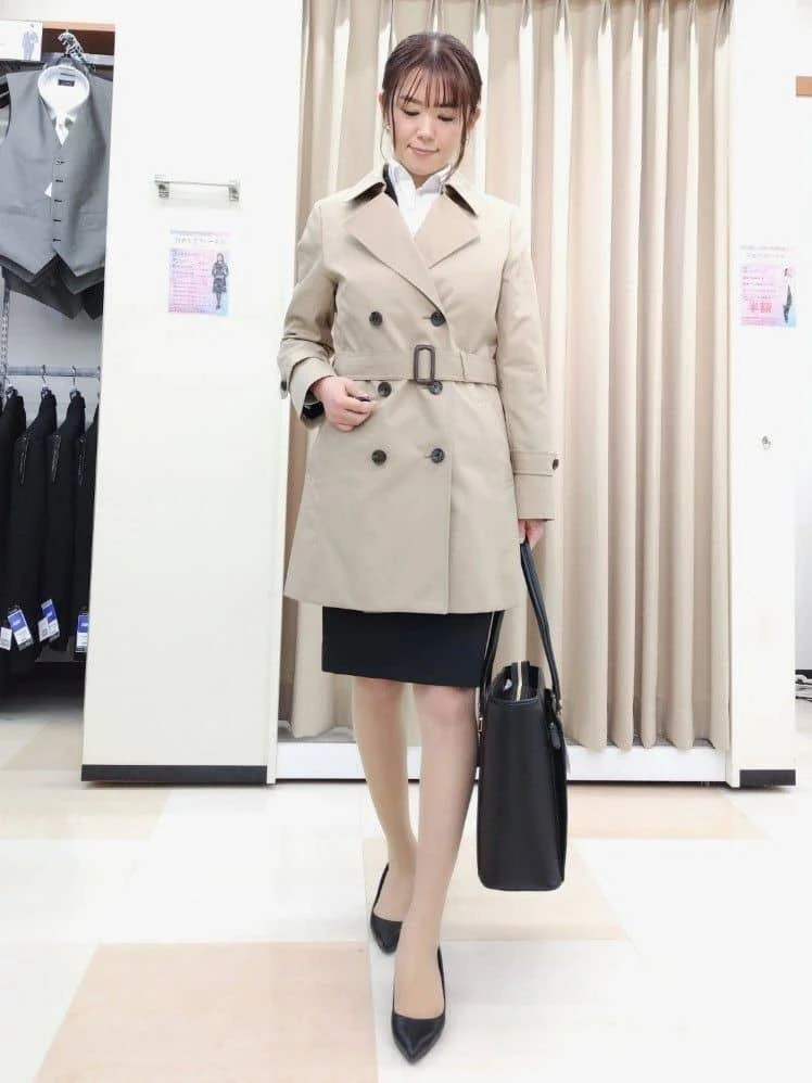 動きやすさを重視したミドル丈のトレンチコートコーデ