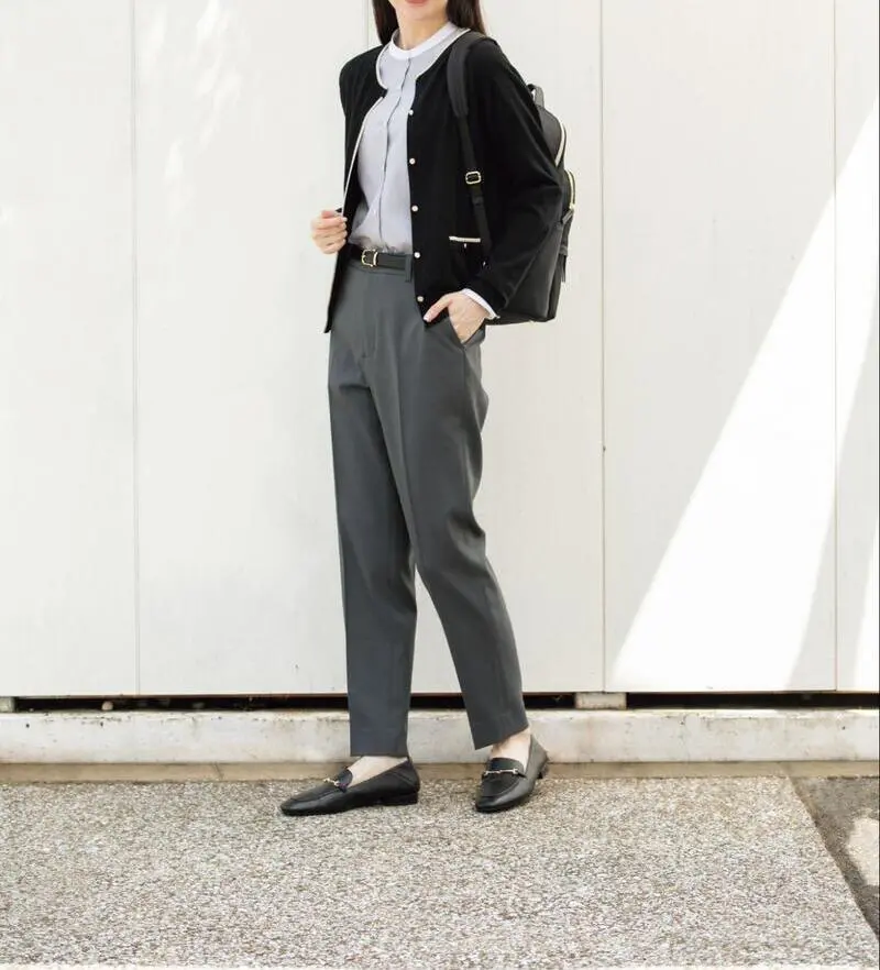 バンドカラーシャツ×グレーパンツのシンプルコーデ