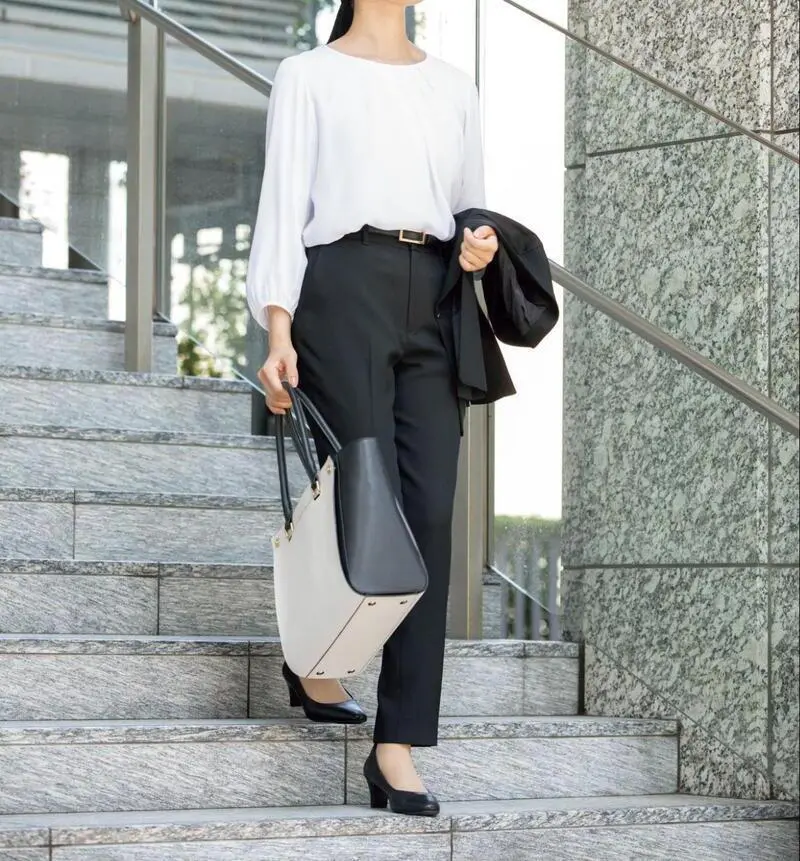 タックブラウスを主役にした清潔感あふれるコーデ