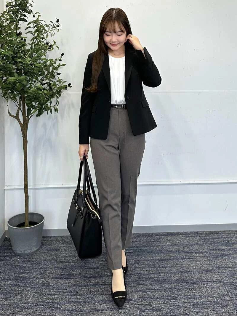 【オフィスカジュアル】スタイリッシュで動きやすいパンツスタイル