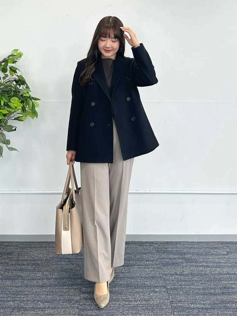 【オフィスカジュアル】パンツもスカートを合わせやすいショート丈のコートのスタイル