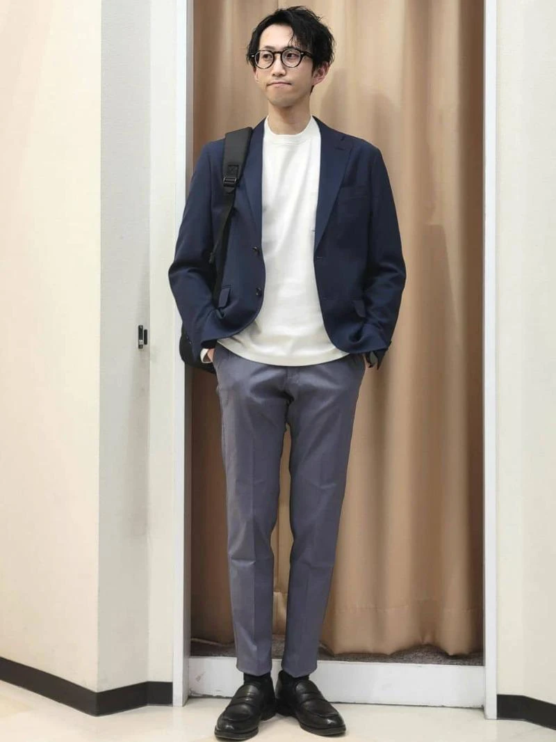 明るめのインナーでフレッシュさをアピールできるバランスコーデ