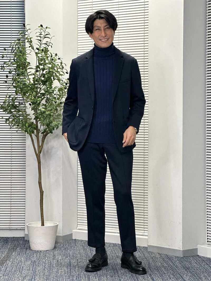 ダークカラーの統一感が洗練された印象を与える私服コーデ