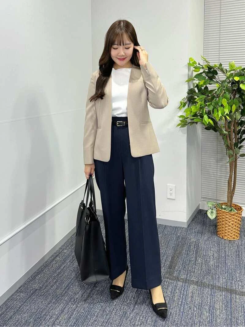 きれいめな色味を組み合わせたオフィスカジュアルコーデ