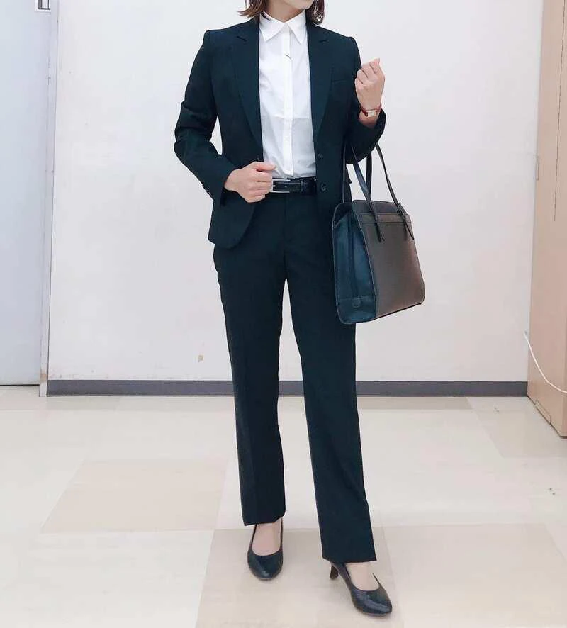 クールに見えるパンツスーツコーデ