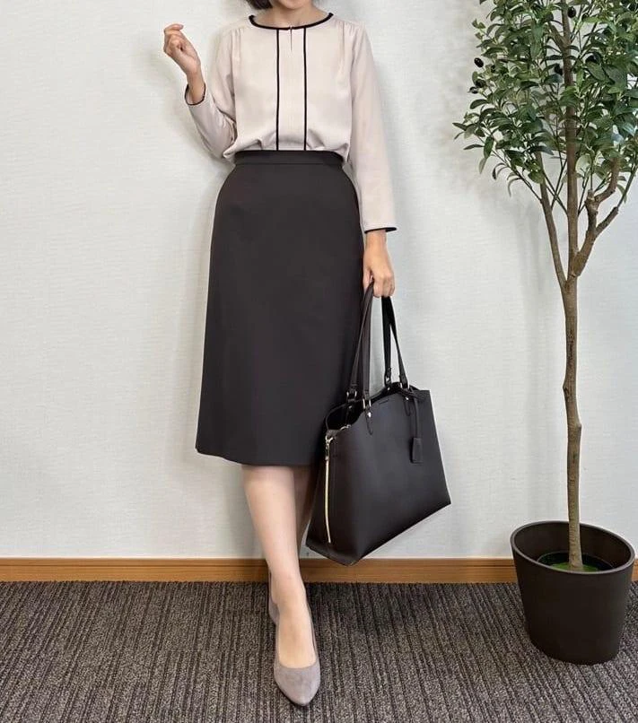 上品な配色のブラウスコーデ