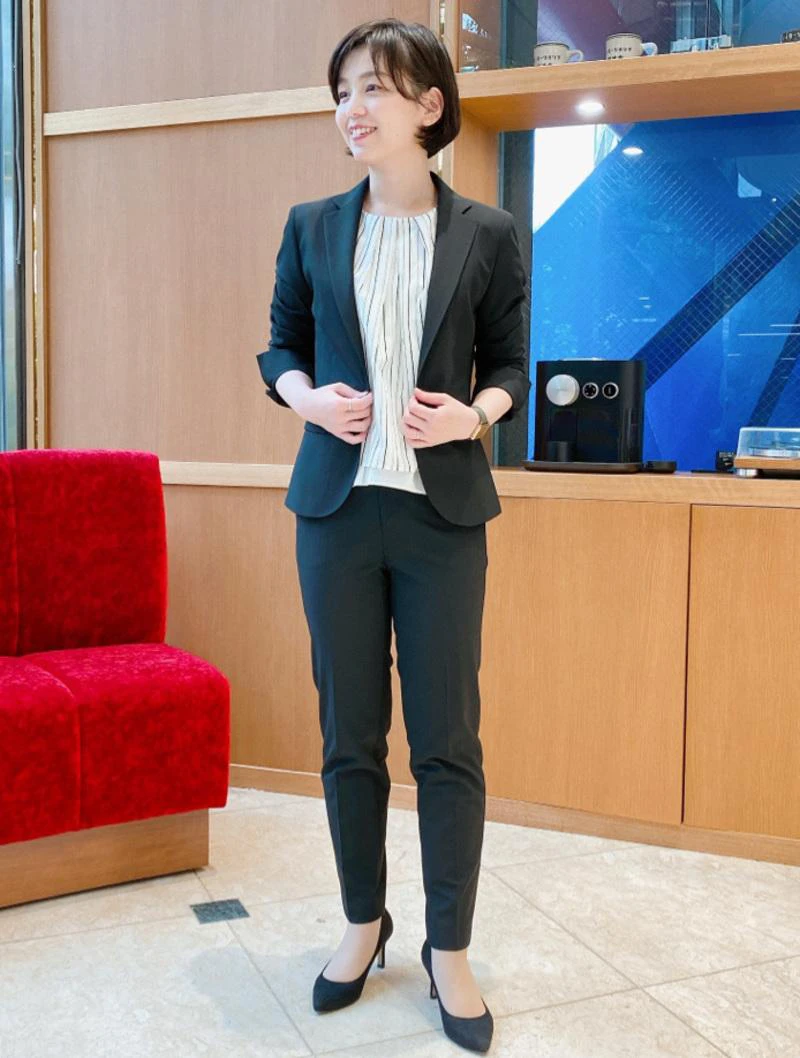 【スーツ】ふんわりとしたブラウスを合わせてやわらかい印象に