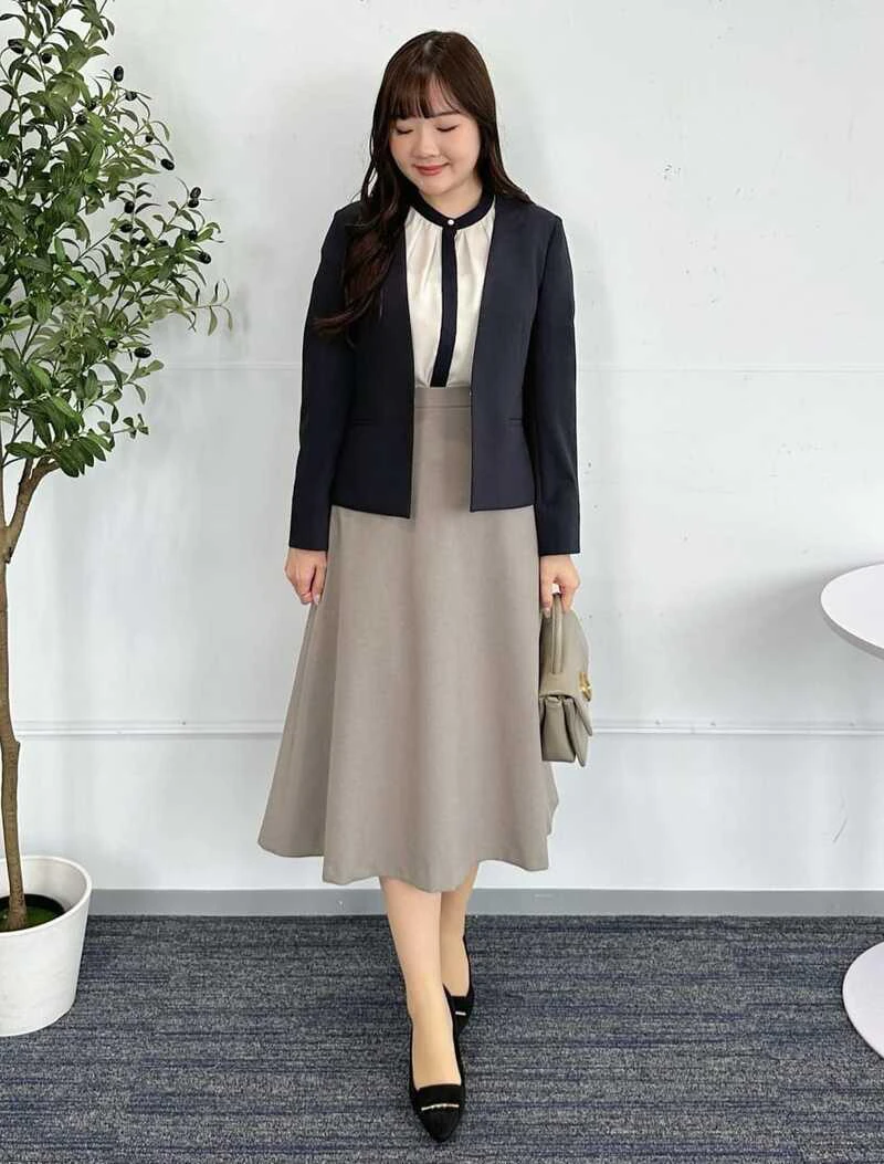 【私服】セミフレアのスカートで上品に着こなす