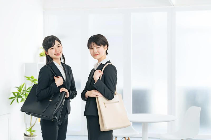 パンツスーツとスカートスーツの印象の違い