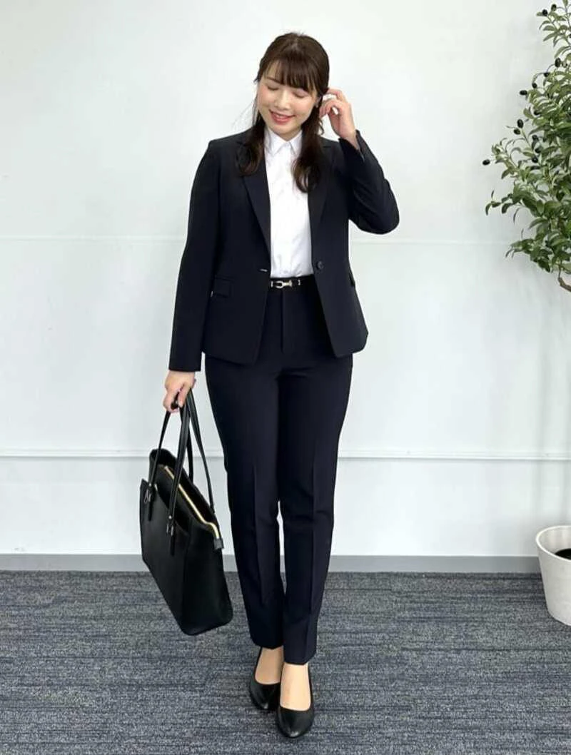 【レディース】アクティブな印象を与えるパンツスーツ