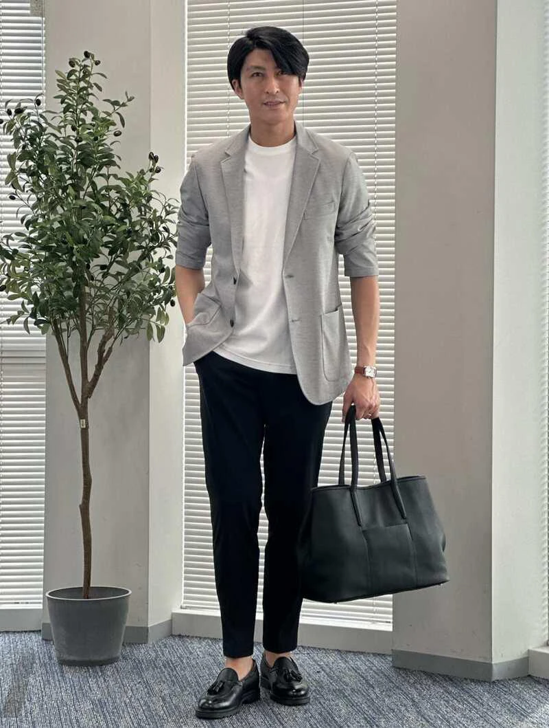 【メンズ】爽やかな色使いのオフィスカジュアルコーデ