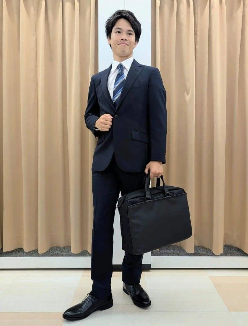 【メンズ】ネイビー×スリムデザインでスマート感を引き立てる