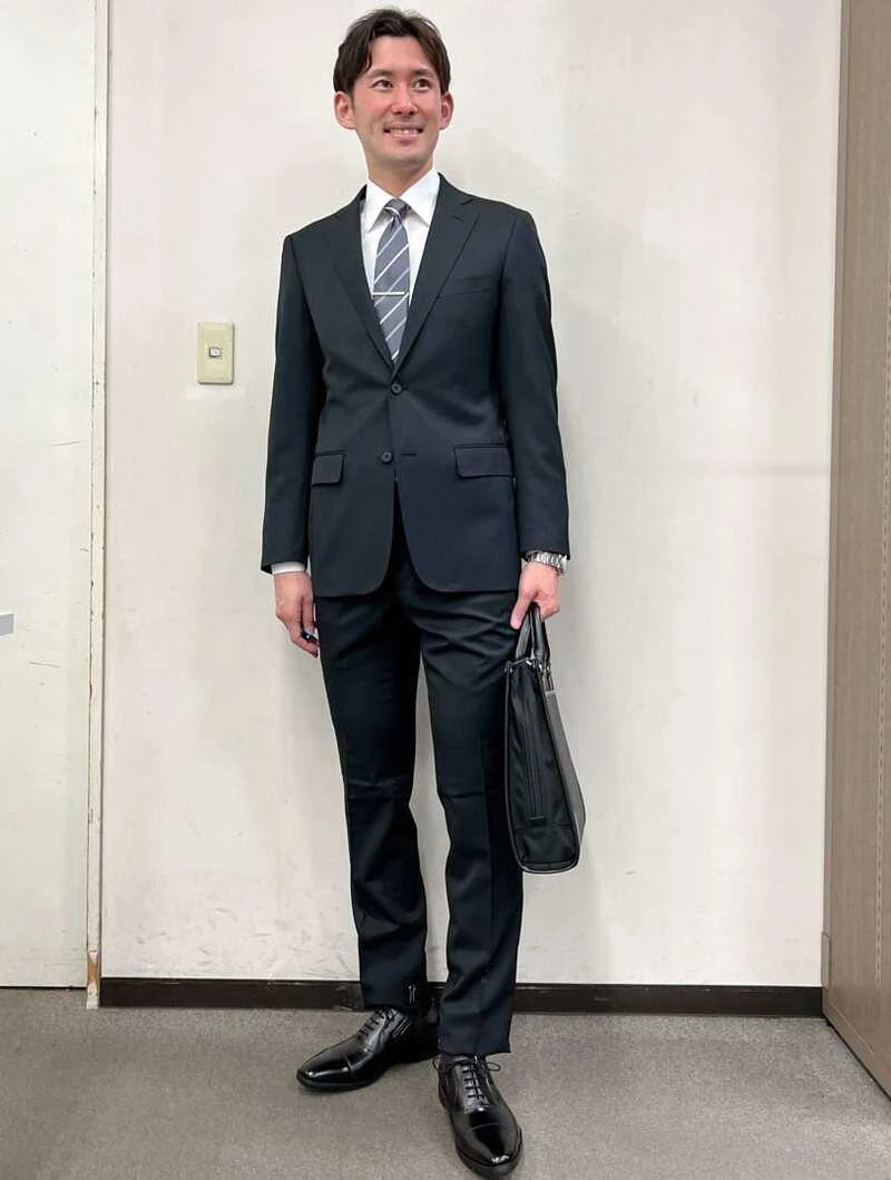 【メンズ】暗い印象になりやすい黒スーツは小物で明るく演出