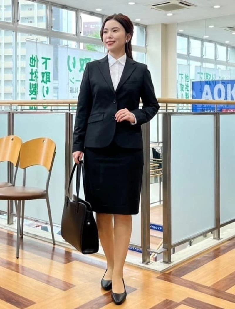 【レディース】レギュラーカラー×タイトスカートで清楚感アップ