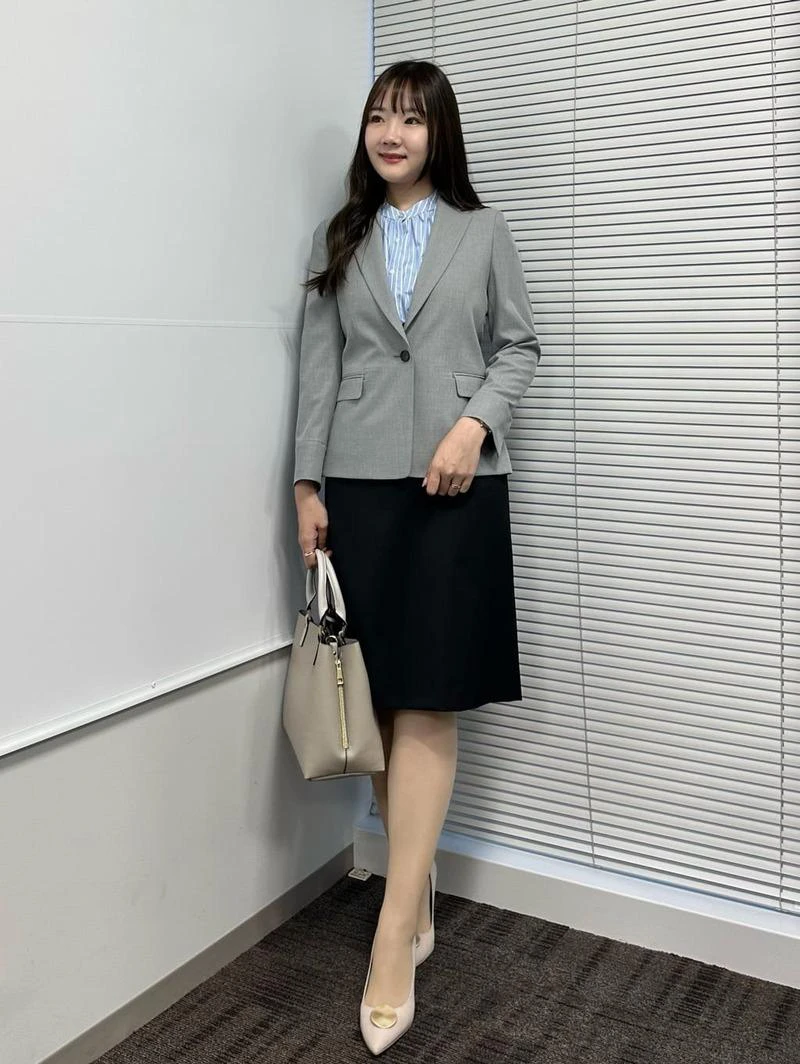 【レディース】モノトーンコーデはトップスをアクセントに