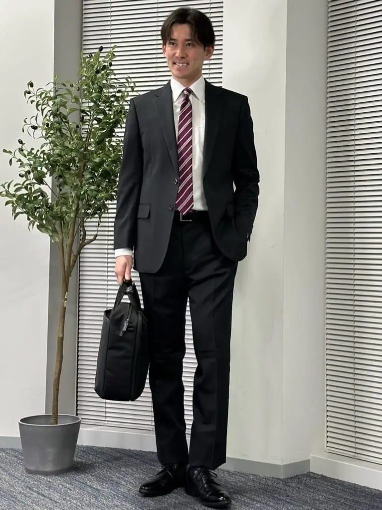 チャコールグレー×赤ネクタイで落ち着きと情熱を演出