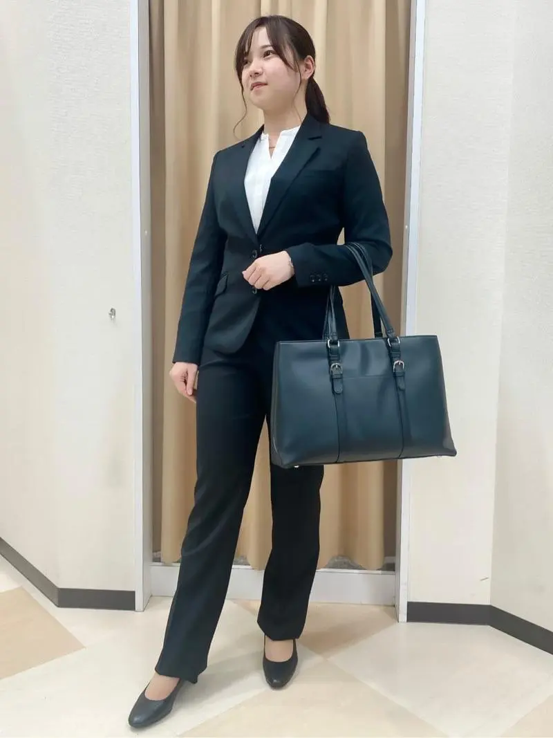 華やかさを求められる業界ならノーカラー系ブラウスもあり