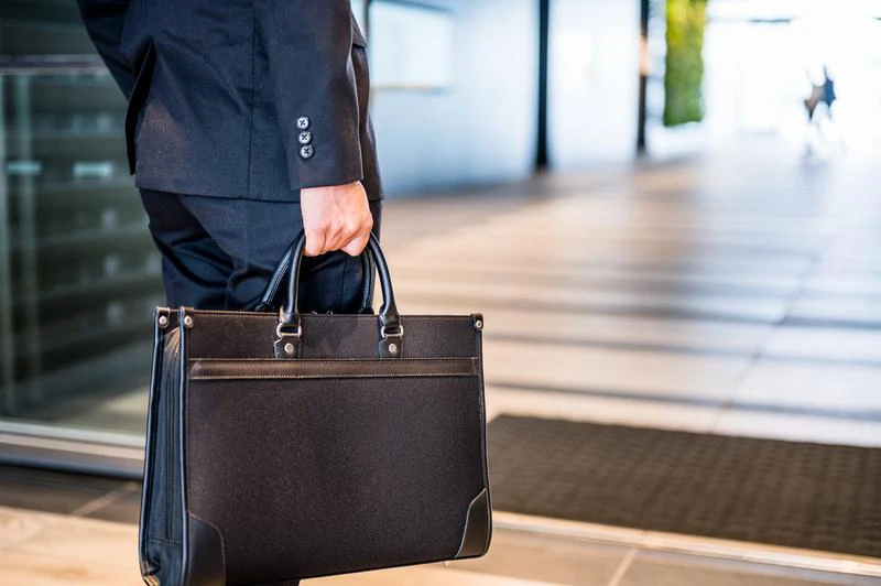 企業説明会当日の服装や持ち物を入れるバッグ