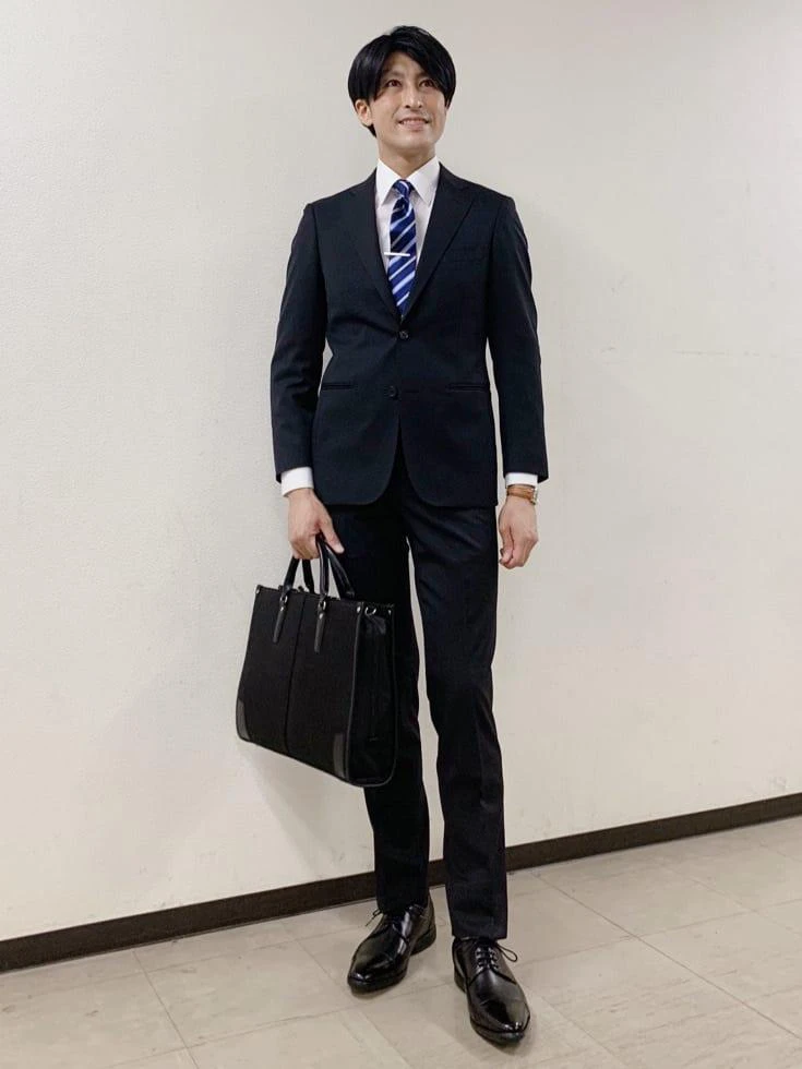 【スーツ】王道コーデ×持ち物がしっかりと入るビジネスバッグ