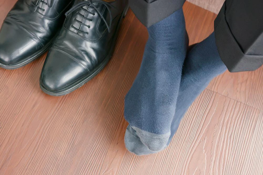 【就活生向け】スーツにはどんな靴下を合わせる？色や柄、長さなどの選び方を知っておこう