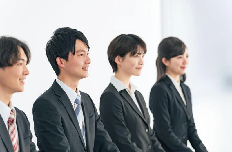 就活スーツの色は見せたい印象や業界に応じて選ぼう