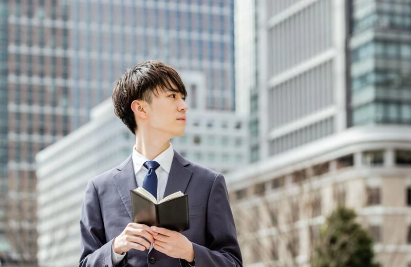 就活に紺色のスーツを着ても問題はない