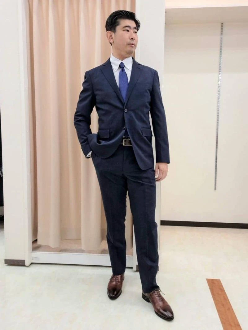 寒色系のネクタイを取り入れて涼しげな印象に