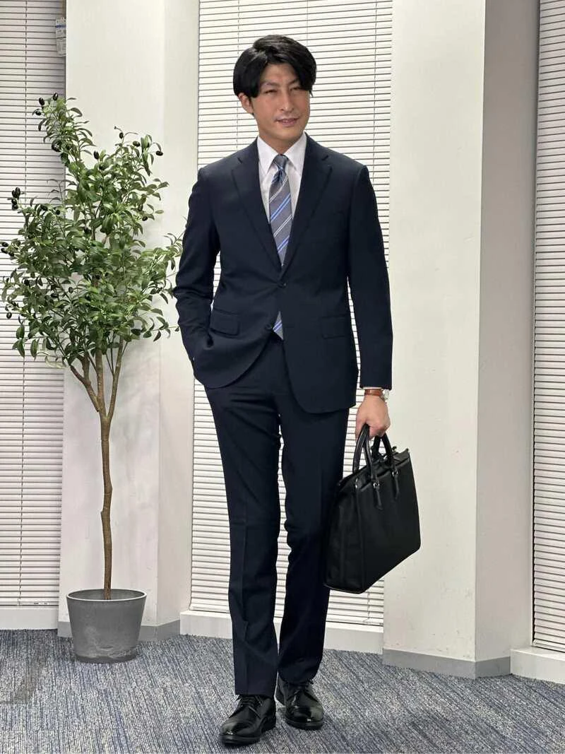 上品な柄物ネクタイを合わせたスタイル