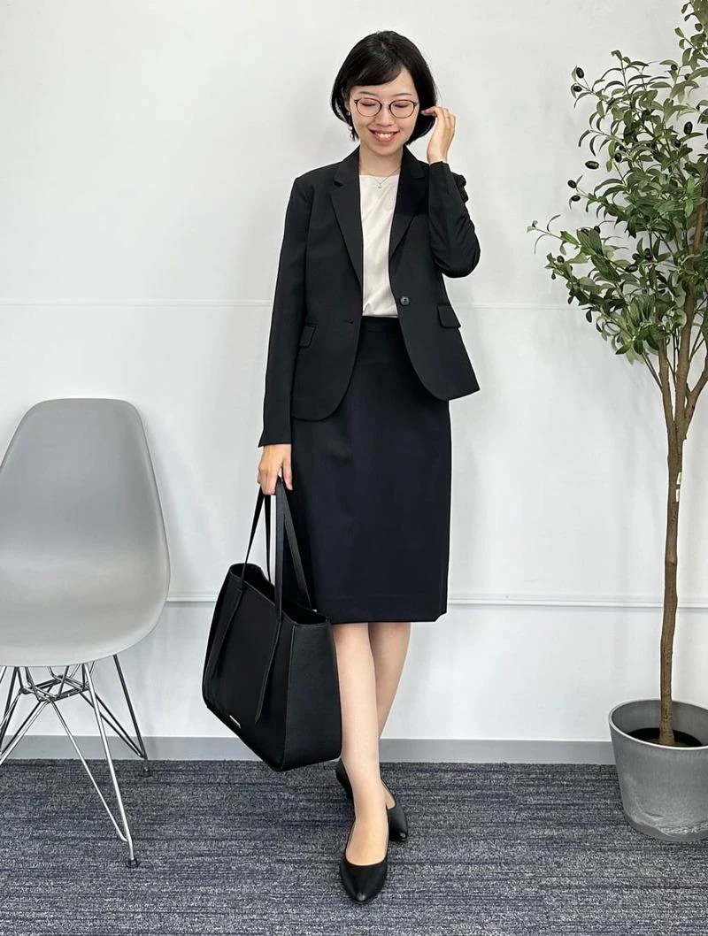 スーツとカットソーを組み合わせたスカートコーデ