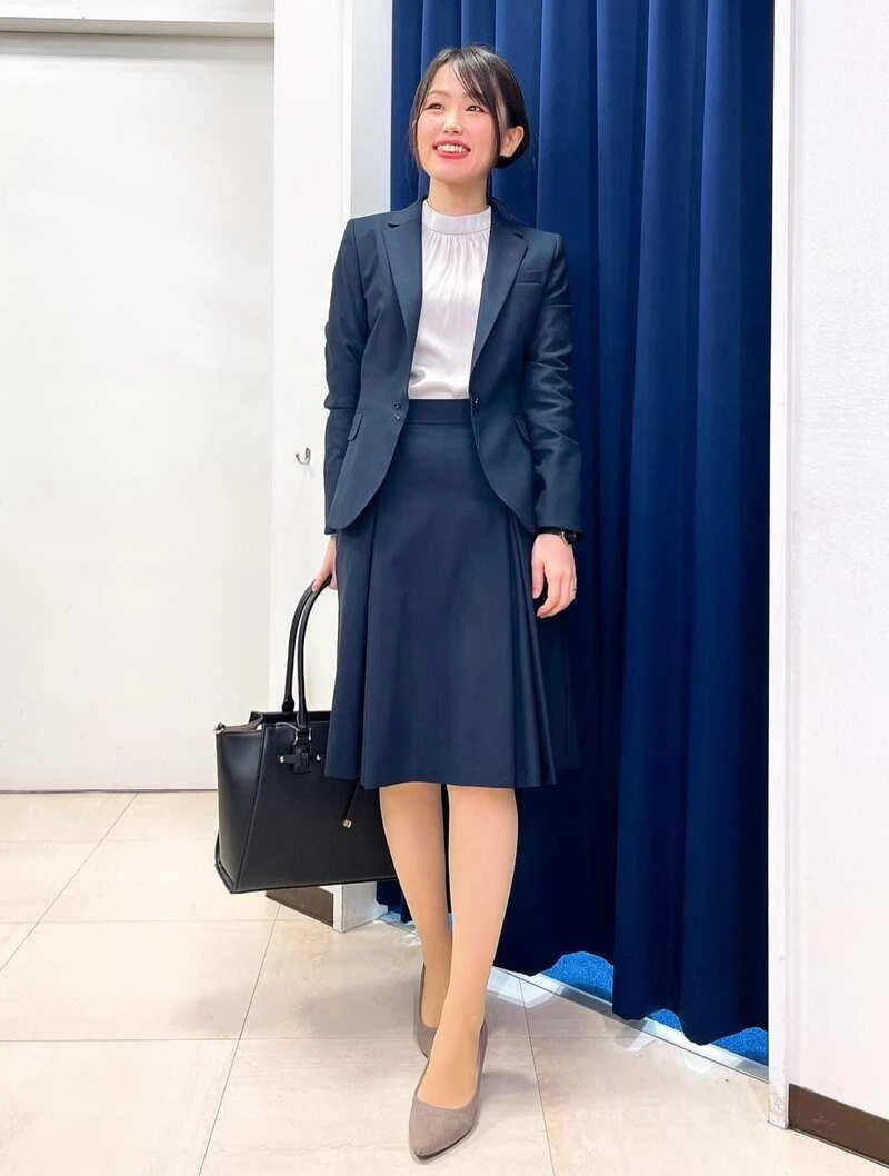 上品なフレアスカートのオフィスカジュアルコーデ